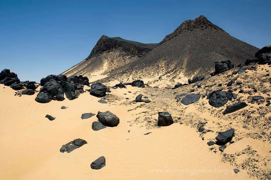 BLACK DESERT AND BAHARIYA OASIS TOUR
